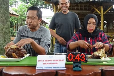 Luar Biasa! Aksi Emak-emak Habiskan Tengkleng Kepala Kambing Utuh Hanya Dalam 11 Menit!