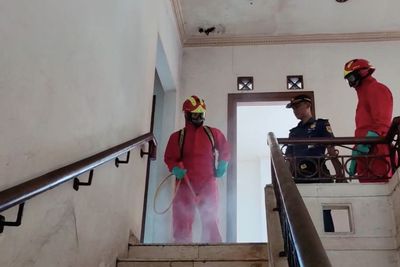 Sudah Bersih, Rumah Mewah Ibu Eny Disemprot Cairan Disinfektan