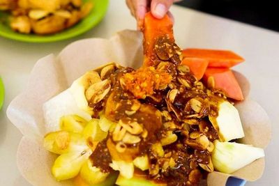 Dulunya Jualan Keliling, Sekarang Rujak Ananas Pak Bejo Omzetnya Rp20 Juta