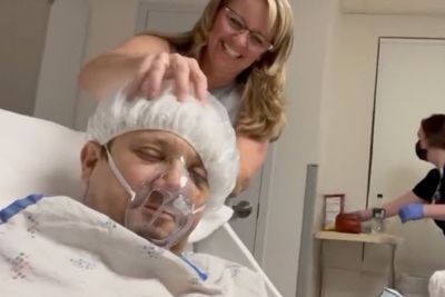 Masih Pemulihan, Jeremy Renner Unggah Cuplikan Tengah Asyik Nikmati Pijatan Spa di ICU