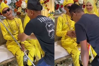 Viral Tamu Undangan Beri Hadiah Tak Terduga saat Hadiri Resepsi, Pengantin Auto Tahan Malu