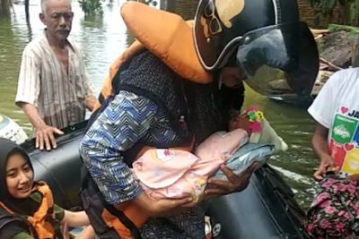 Dramatis! Proses Evakuasi Bayi Berumur 11 Hari Terkepung Banjir Bandang di Jepara