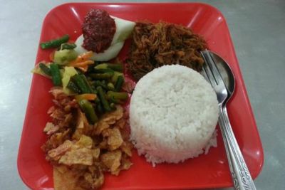 Nasi Empal Pengampon: Kuliner Legend di Dalam Gang Sempit Surabaya, Uenake Pol Rek!