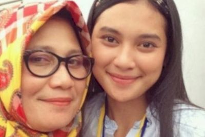 Berangkatkan Orang Tuanya Umrah, Indah Permatasari: Orang Jahat Tidak Perlu Dibalas Serupa