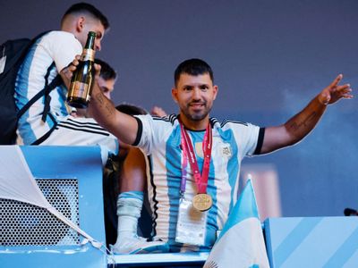 Ogah Jadi Pelatih, Aguero Gak Mau Botak Seperti Guardiola