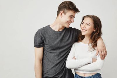 5 Tanda Pria Cuma Nyaman, Bukan Jatuh Cinta, Jangan Keliru Girls!