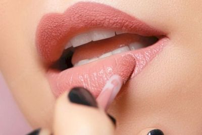 Biar Gak Salah Pakai! Pahami Dulu Nih Jenis Produk Riasan Bibir Lipstik Sesuai Kegunaanya