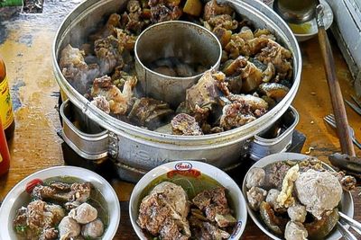 Bakso Kikil Pak Golek: Porsinya Brutal Harganya Murah Banget, Jualan Cuma 4 Jam!