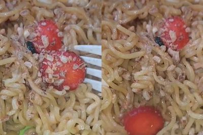 Gak Ada Sayur, Strawberry Dibikin Jadi Toping Mie Goreng: Sekte Apalagi Ini!