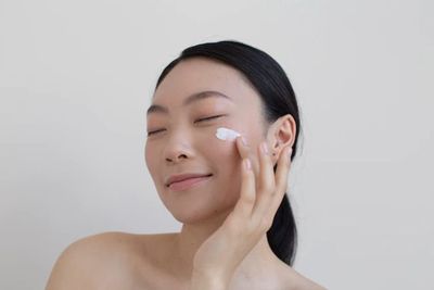 Jangan Lupa Pakai Tabir Surya di Area Bawah Mata, Dokter Sarankan Pilih Sunscreen Stick