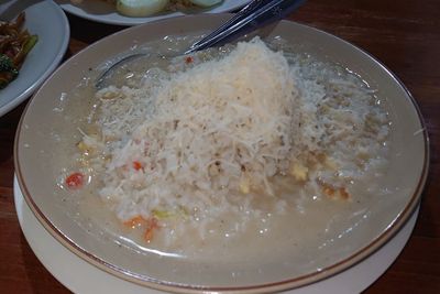 Nyeleneh! Kedai Ini Jual Nasi Goreng Kuah Susu Topping Keju, Rasanya Gimana?