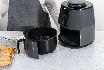 Tips Mudah Bersihkan Air Fryer Tanpa Digosok, Hempas Noda Pakai Baking Soda hingga Cuka