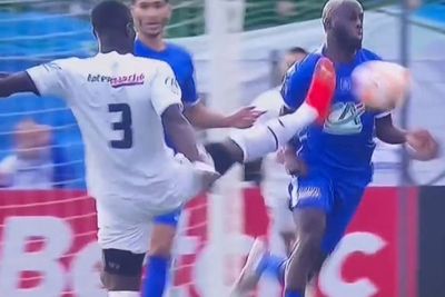 Horor! Eks Pemain MU Ini Lakukan Tendangan Kung Fu yang Bikin Lawannya Masuk Rumah Sakit