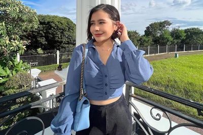OOTD Kece Prilly Latuconsina Pakai Crop Top Blouse Biru: Matching Sama Langit