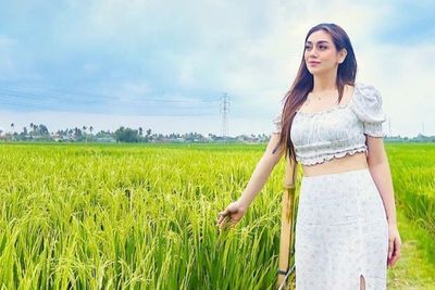 Gaya Seksi Celine Evangelista Mejeng di Sawah Sandal Jepitan: Langitnya Kalah Indah