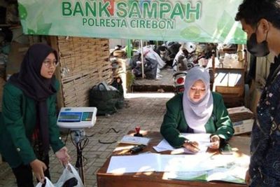 Asyik Banget! Warga Cirebon Bikin SIM Bayarnya Bisa Pakai sampah
