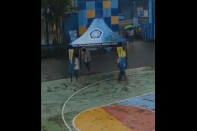 Alih-alih Pakai Payung, Sekumpulan Siswa SMA Ini Gunakan Tenda untuk Halau Hujan