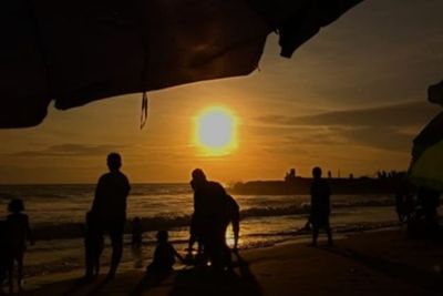 Taplau: Tempat Healing Terbaik di Padang, Suguhkan Keindahan Sunset di Tepi Pantai