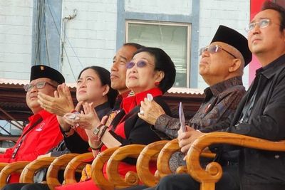 Puncak HUT Ke-50 PDIP, Megawati dan Presiden Jokowi Tonton Aksi Terjun Payung!