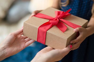 10 Ide Kado Pernikahan Murah Tapi Berkesan dan Bermanfaat