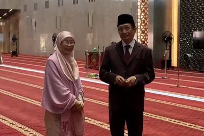 Momen Istri PM Malaysia Salat di Istiqlal Lalu Naik Mobil Golf ke Katedral: Takjub!