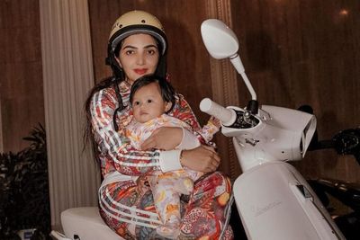 Ngakak! Aksi Ameena Pegangin Label Harga Sepatu yang Dikasih Genda, Ashanty: Anak Sultan