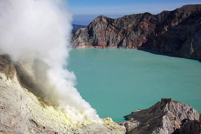 Volume Air Kawah Ijen Naik, Pengunjung Dilarang Mendekati Danau
