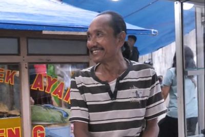 Viral Pedagang Bubur Kacang Ijo Lancar Berbahasa Inggris, Ternyata Begini Kisahnya