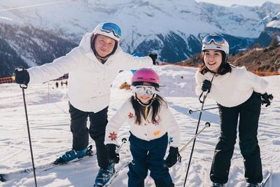 Lucu! Potret Gading Gisel Gempi Main Ski di Swiss Outfit Serba Putih