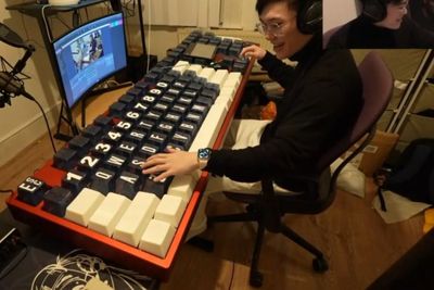 Tampilan Keyboard yang Ukurannya 64x Lebih Besar dari Versi Normal: Gak Ada Alasan Typo!