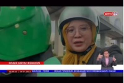 Totalitas! Wartawan Asal Malaysia Siarkan Berita Live Sambil Naik Ojek Online