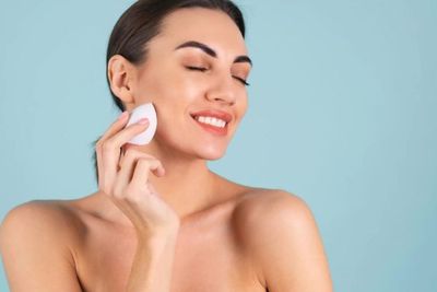 6 Cara Membersihkan Wajah Kulit Kering di Malam Hari sampai Tuntas!