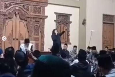 Nyeleneh! Wanita Ini Bawakan Lagu Dangdut Rungkad di Depan Ustaz dan Jemaah Pengajian
