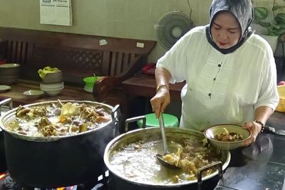 Tengkleng Mbak Diah: Habiskan 60 Kepala Kambing Per Hari, Maknyus Tanpa Bau Prengus