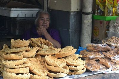 Kenalin, Mbah Boniyem Lansia yang Cuan Rp120 Juta Sebulan dari Jualan di Emperan
