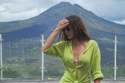 Wulan Guritno Pamer Pemandangan Gunung Berbalut Dress Hijau Cerah