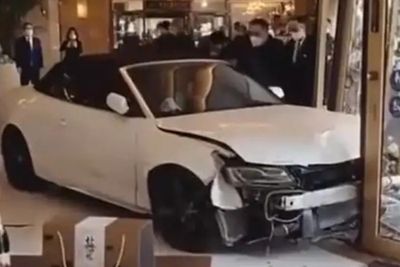 Gara-gara Laptop Hilang, Pria Ini Marah dan Tabrakkan Mobil Sport Mewahnya ke Pintu Hotel