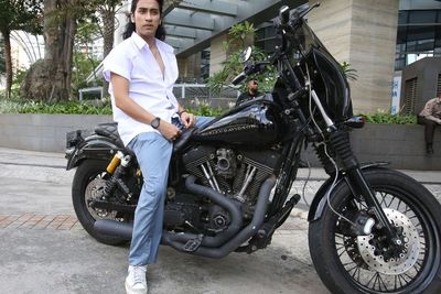 Foto Abidzar Al-Ghifari Naik Moge Jelang Promo Balada Si Roy : Macho, Kemejanya Terbuka