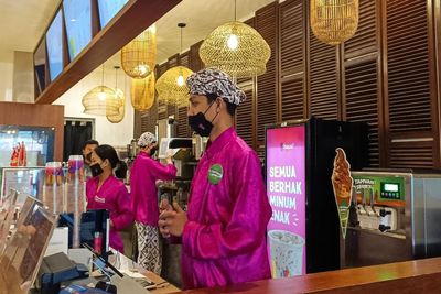 Unik! Seperti Pengantin Jawa, Pegawai Gerai Minuman Hits Ini Pakai Beskap dan Kebaya