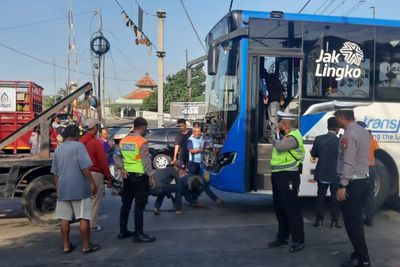 TransJakarta Mogok di Perlintasan Kereta di Jakbar, Proses Evakuasinya Bikin Deg-degan!
