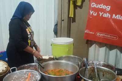 Gudeg Mercon Yu Yah: Gudeg Emperan Buka Tengah Malam, Pedas Merconnya Bikin Nagih!