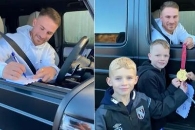 Bikin Suporter Cilik Brighton Bahagia, Mac Allister Kasih Lihat Medali Piala Dunia