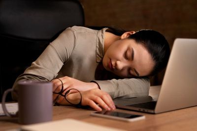 6 Cara agar Tidak Ngantuk saat Belajar dan Bekerja, Gampang!