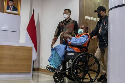 Fakta-fakta Penangkapan Lukas Enembe oleh KPK: Kericuhan Massa hingga Tangan Diborgol