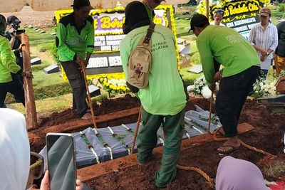 Banjir Air Mata! Jenazah Angela Korban Mutilasi Dimakamkan Satu Liang Lahat dengan Anaknya
