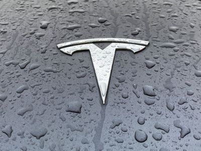 Tesla Hadirkan Aplikasi untuk Apple Watch dan Banyak Fitur Baru Lainnya, Apa Saja?