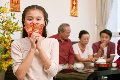 Tak Pernah Absen, Apa Makna Pemberian Angpau saat Imlek?