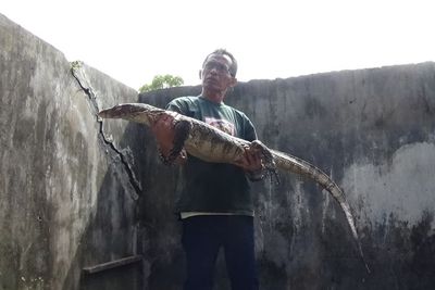 Asyik Bersih-bersih Gudang Warga Klaten Diserang Biawak, Panik Langsung Dilawan Balik
