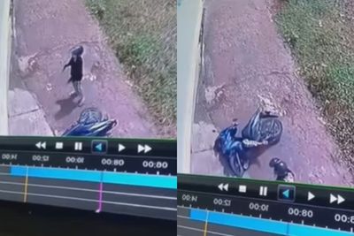 Bak Kena Karma Instan, Wanita Ini Tertimpa Motor Usai Tertawai Teman yang Jatuh