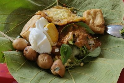 Nikmatnya Nasi Pecel Godong Jati: Kuliner Legendaris Jember, Makannya Pakai Sambal Gerimis